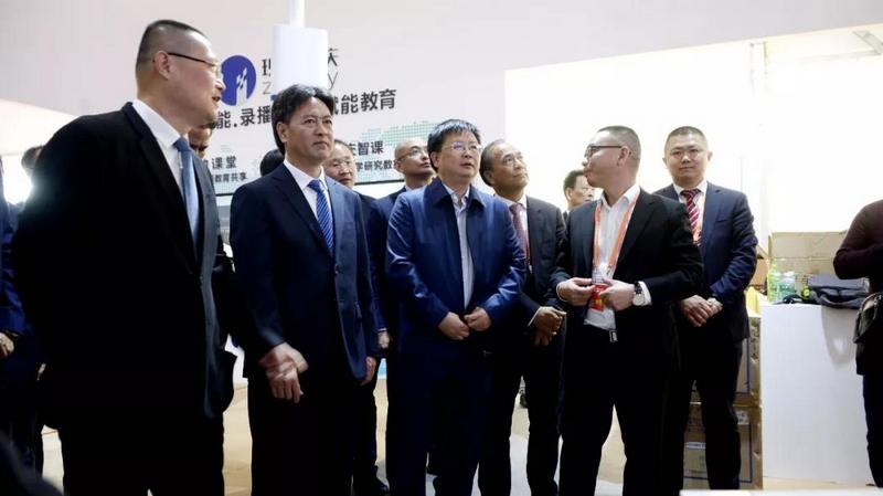 红橙盛会，龙健炫彩——龙健集团旗下数十家分公司如约而至 (8).jpg
