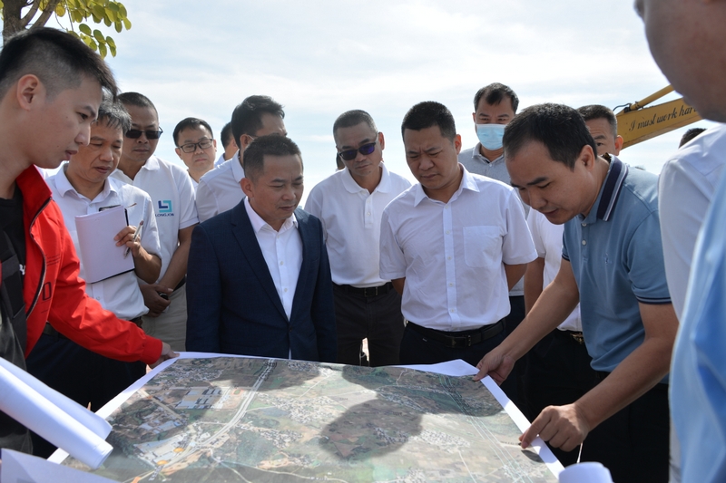 廉江市领导深入龙健产业园推进重点项目建设 (2).jpg